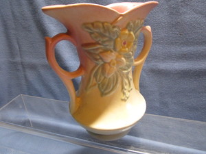 lot 14 image: Hull Vase
