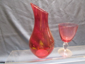 lot 39 image: Raspberry Carafe, Stem