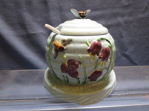 lot 40 image: Beehive Honey Pot