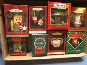 lot 48 image: Keepsake Hallmark Ornaments