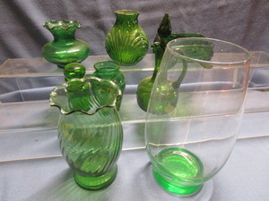 lot 72 image: Dresser Items