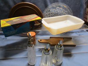 lot 211 image: Vintage Kitchenwares