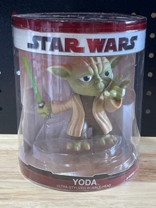 lot 19 image: Star Wars Yoda Bobble Head