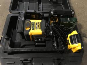 DEWALT 20V Lithium-Ion Cross Line Laser Level Kit, (1) 2.0Ah Battery, Charger, and Case customer return review pictures