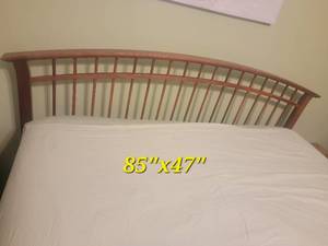 lot 6 image: Thomasville Spindle Headboard