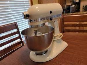 lot 35 image: KitchenAid Mixer