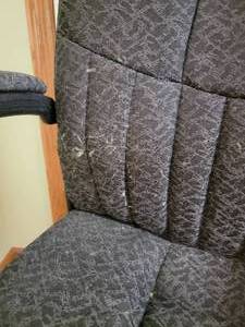 lot 104 image: Plush Home Office Chair