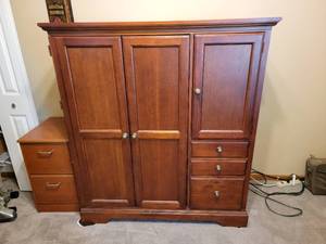 lot 7 image: Hooker Furniture Office Hutch