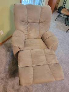 lot 43 image: Lane Furniture khaki Lever Recliner A