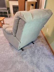 lot 44 image: Lane Furniture khaki Lever Recliner B