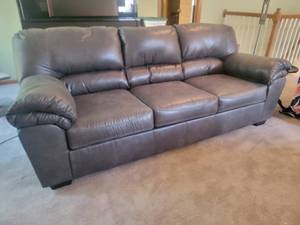 lot 5 image: Luxurious Grey Leather Sofa by Ashley