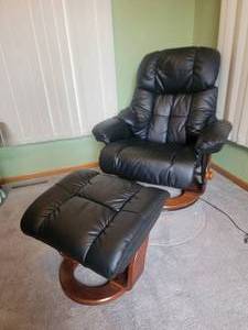 lot 6A image: Luxurious Ergonomic Leather Recliner with Ottoman