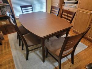 lot 9 image: Stunning Contemporary Dining Set for 6