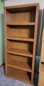 lot 49 image: Sturdy Oak 5 Shelf Bookshelf