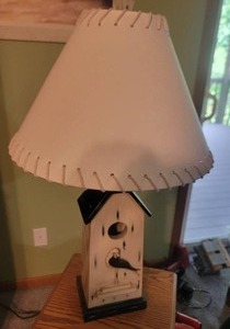 lot 86 image: Adorable Birdhouse Table Lamp