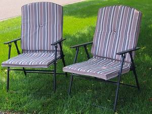 lot 201 image: Cushioned Folding Lawn Chair Pair