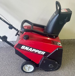 lot 30 image: Snapper Snowblower