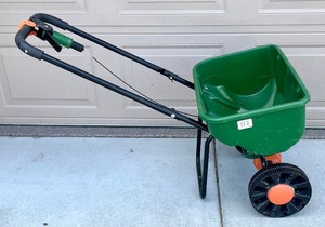 lot 43 image: Scotts Speedy Green 3000 Spreader