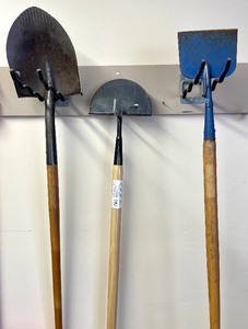 lot 69 image: Long Handled Tool Lot