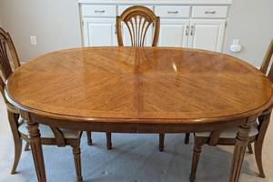 lot 3 image: Thomasville Dining Table Set