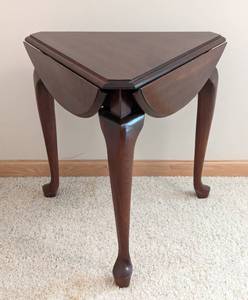 lot 15 image: Petite Queen Anne Style Drop Leaf Accent Table
