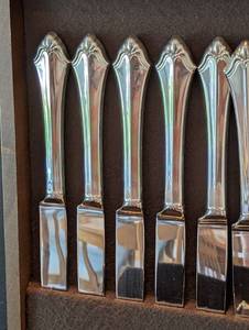 lot 25 image: Oneida Kenwood Stainless Flatware Set