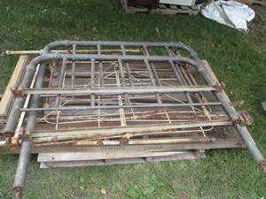 Set of 2 vintage cast iron bedframe...