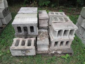 2-layer Pallet of cinder block for ...