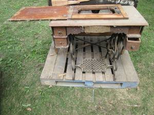 Vintage Wood and cast iron sewing m...