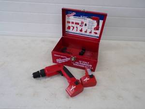Milwaukee 12v Hi-Torque DriverDrill with battery, charger and case