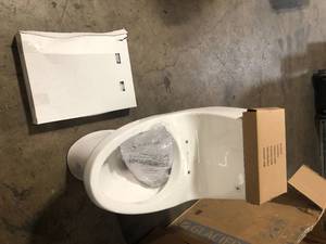 lot 22 image: Glacier Bay 1-piece 1.1 GPF1.6 GPF High Efficiency Dual Flush Elongated Toilet in White Slow-Close, Seat Included customer return see pictures