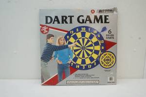 lot 5 image: vintage dart game