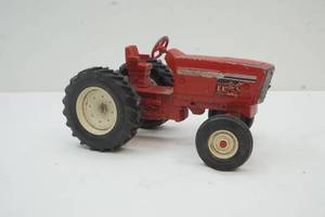 lot 100 image: Ertl International Harvester tractor toy