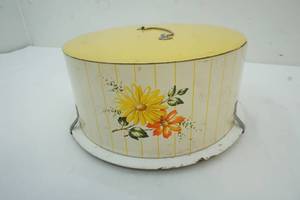 lot 103 image: Vintage tin cake holder