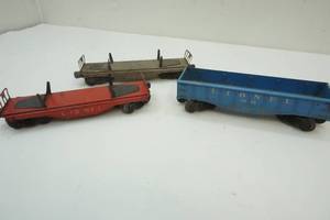 lot 106 image: Lot of three Lionel vintage 027 gauge cars