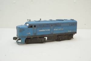 lot 110 image: Two Lionel 027 gauge train cars