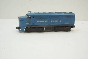 lot 112 image: Vintage Lionel locomotive 027 gauge train car
