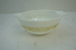 lot 252 image: Vintage Pyrex