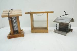 lot 268 image: Bird Feeders
