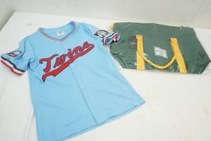 lot 272 image: Carrying Bag and Twin Shirt