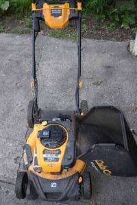 lot 5 image: Cub Cadet Signature Cut Series SC 500 e Instart Lawn Mower Lithium Ion Battery Powered Electric Start, w Battery and Charger, Bag Attachment Included