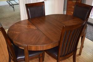 lot 73 image: Table with 4 Chairs and Leaf
