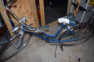 lot 7 image: Schwinn Deluxe Collegiate Bike with Light
