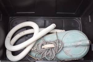 lot 21 image: Bin Vacuum Cleaner Canister Vacuum