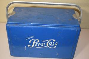 lot 128 image: Classic Pepsi Cola Icebox Cooler