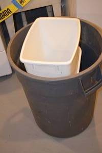 lot 31 image: Collection of Trashcan & Wastebaskets