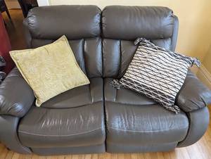 lot 53 image: Leather Loveseat and Couch with Electric Recliners and USB - See Pictures