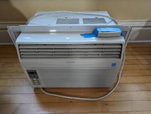 lot 54 image: Used Window AC Unit with Remote