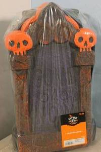 lot 26 image: 4ct Hyde & EEK Tombstones Halloween Decoration