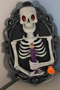 lot 41 image: Hyde and Eek Talking Animated Skeleton Door Knocker Welcome Halloween Rare